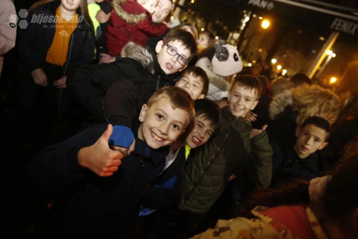 Nova prije Nove stigla u Mostar, Djedica darivao mališane