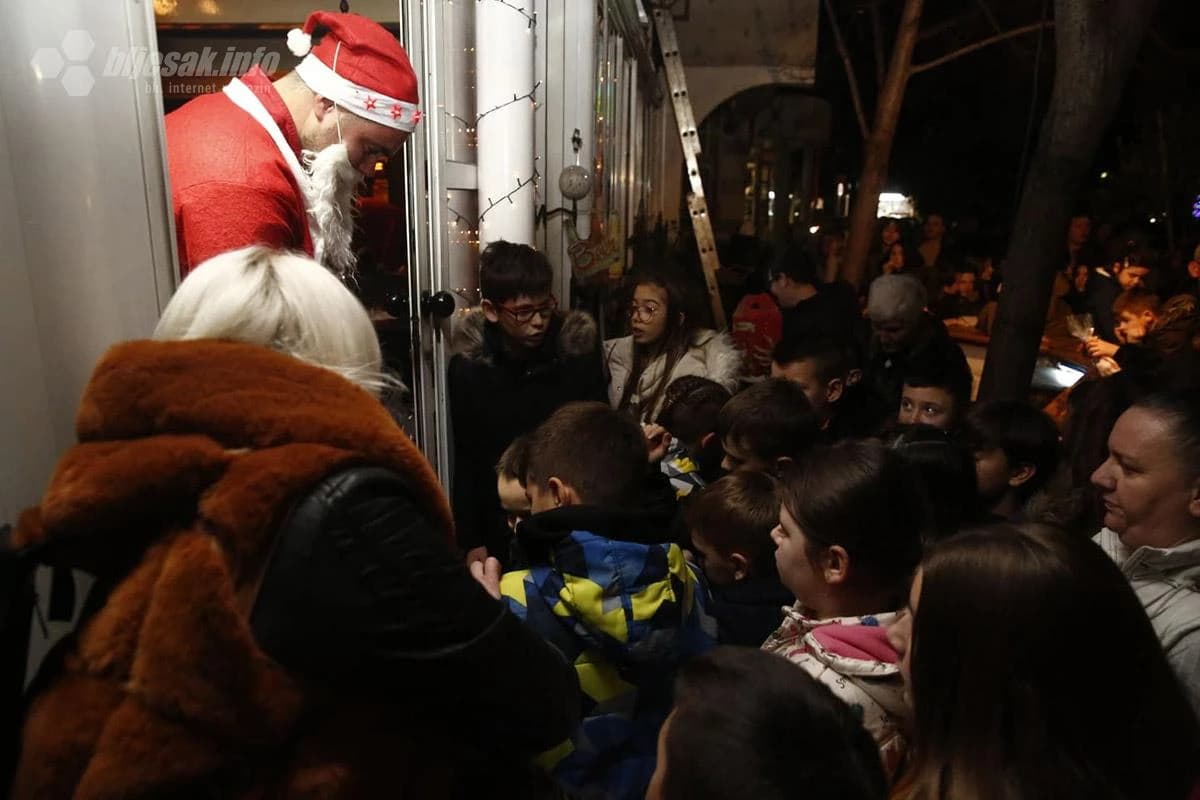 Nova prije Nove stigla u Mostar, Djedica darivao mališane