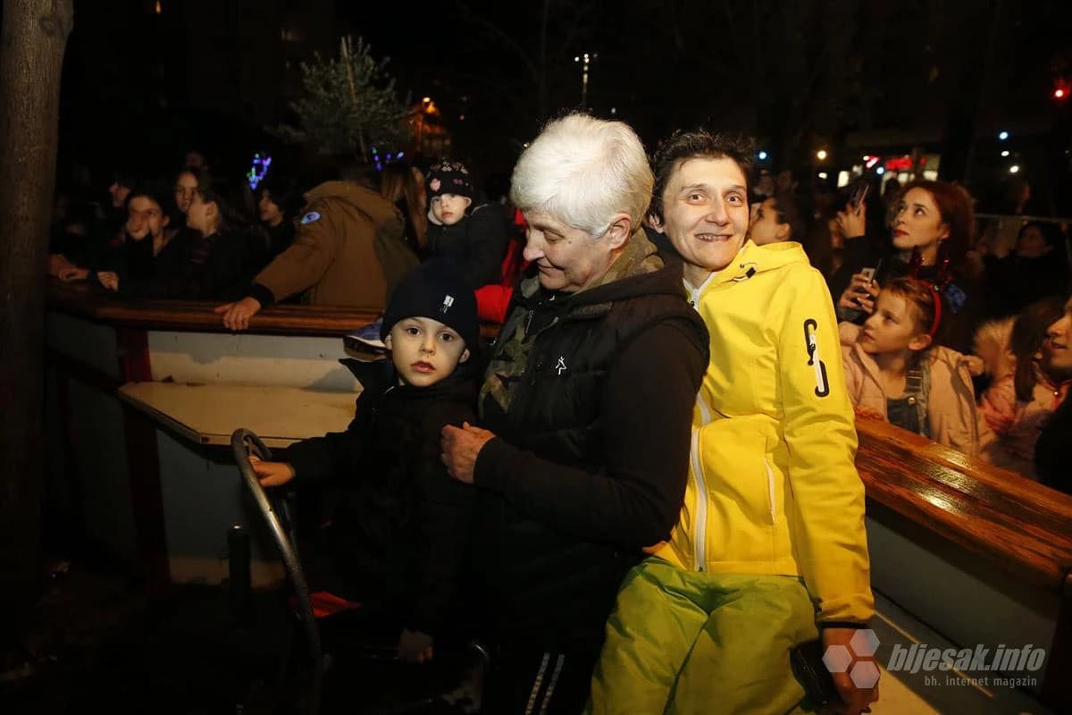 Djedica se spustio u Mostar i donio poklone za najmlađe