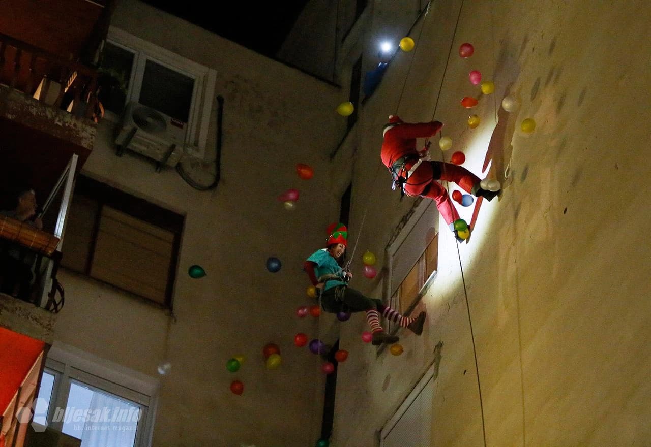 Djed Božićnjak se spustio i podijelio poklone u Centru II