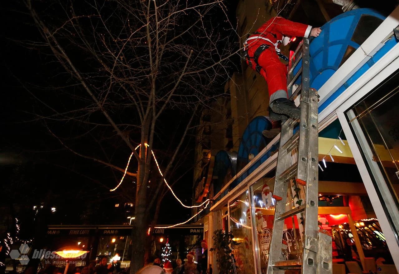 Djed Božićnjak se spustio i podijelio poklone u Centru II