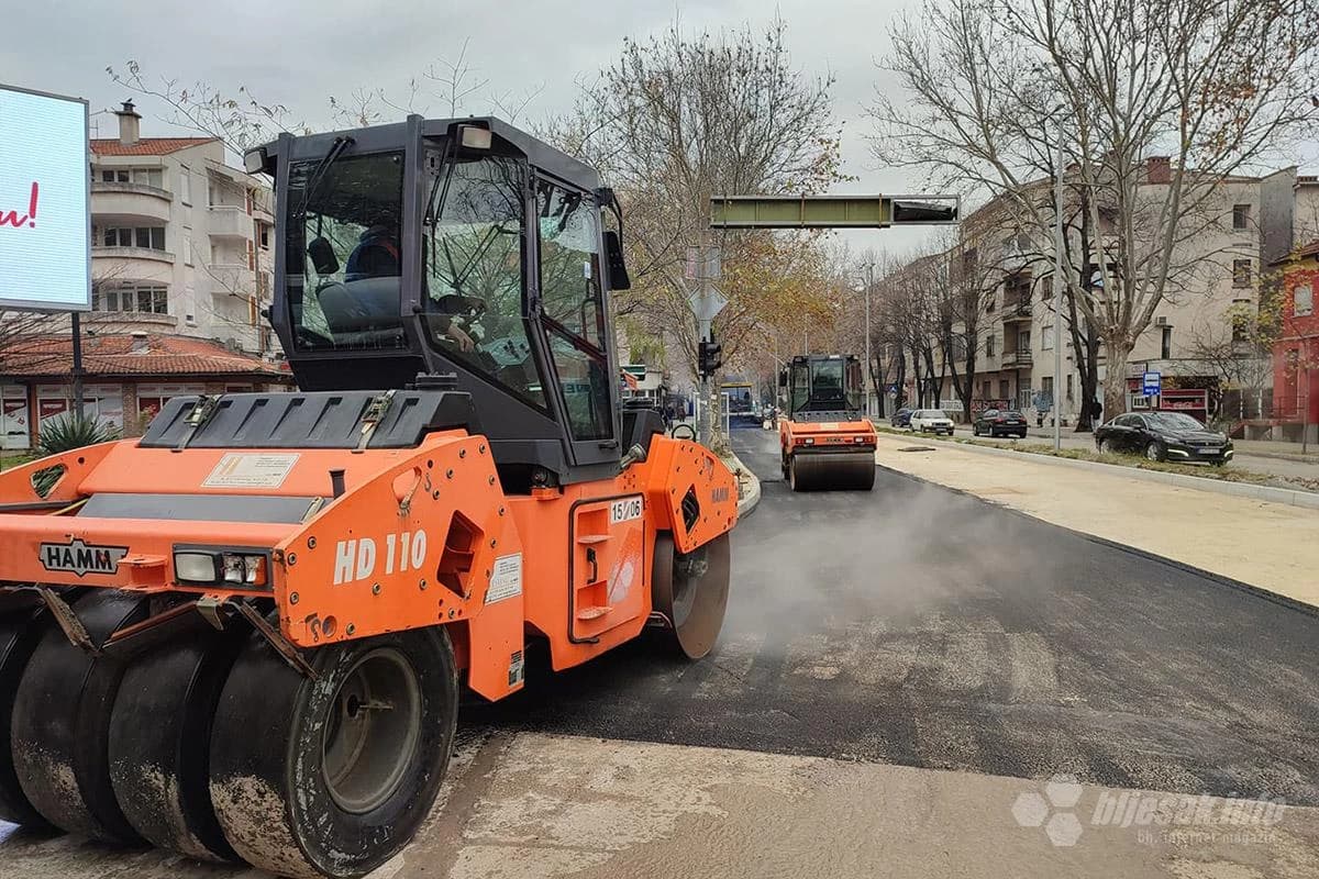 Novi asfalt se postavlja