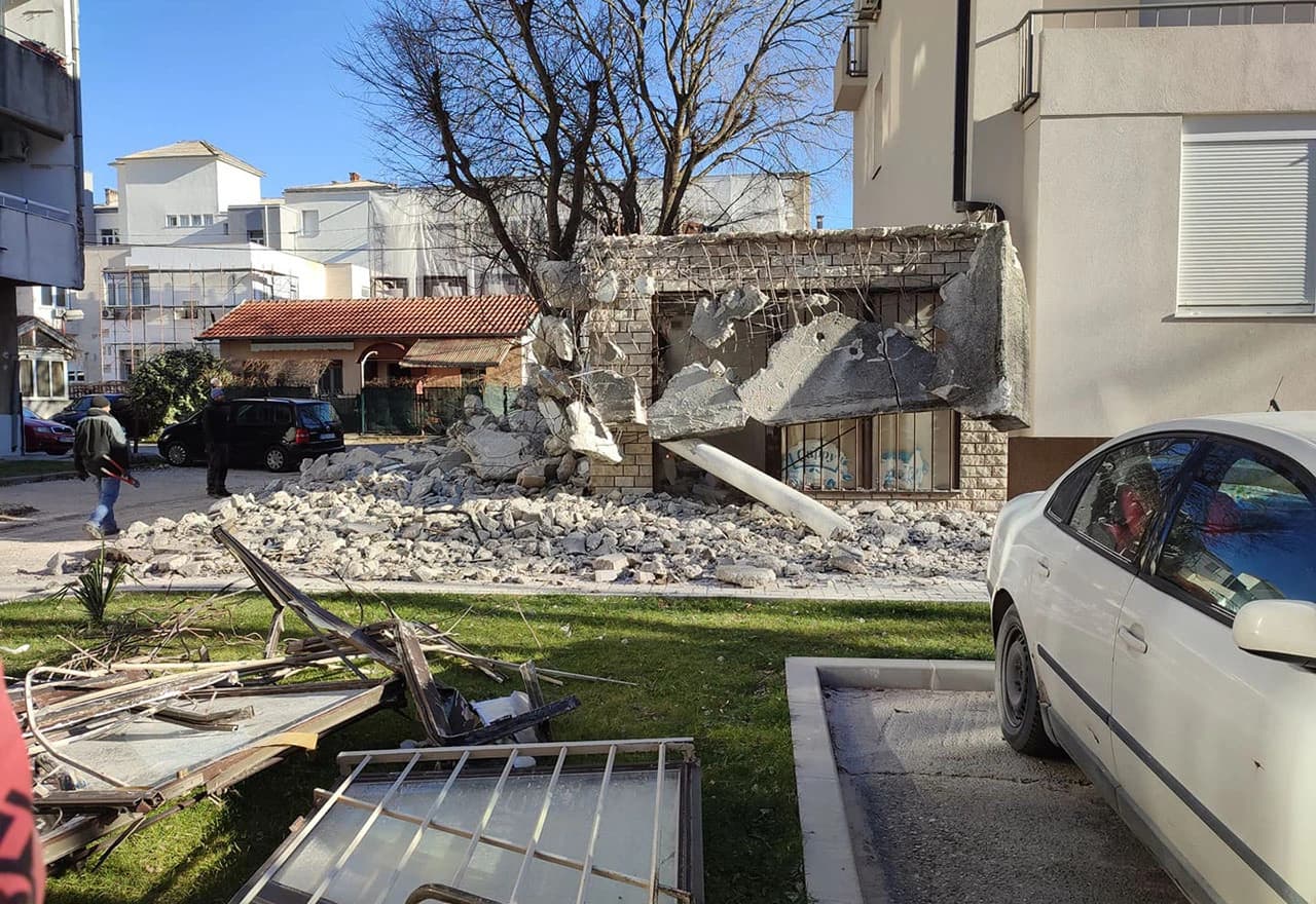 Rušenje nelegalnog objekta u Radićevoj