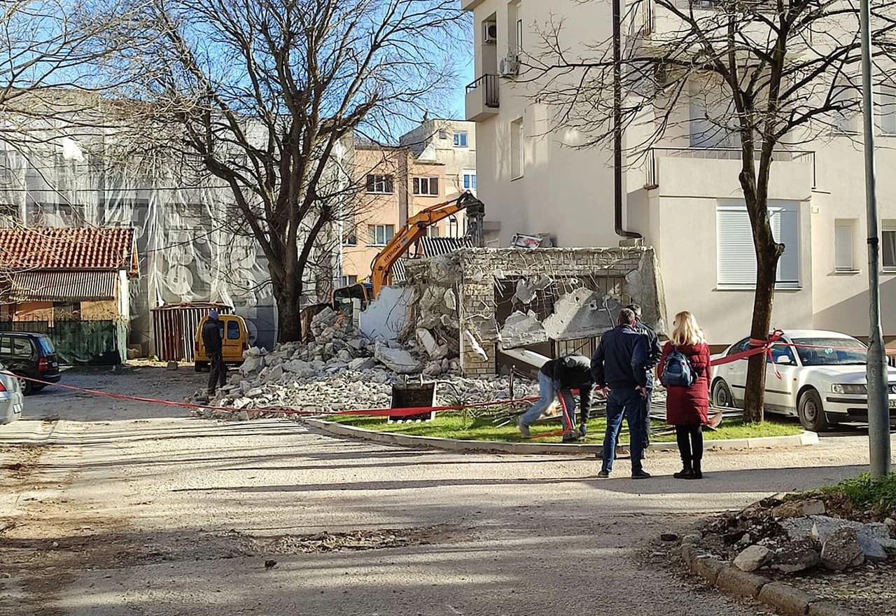 Rušenje nelegalnog objekta u Radićevo