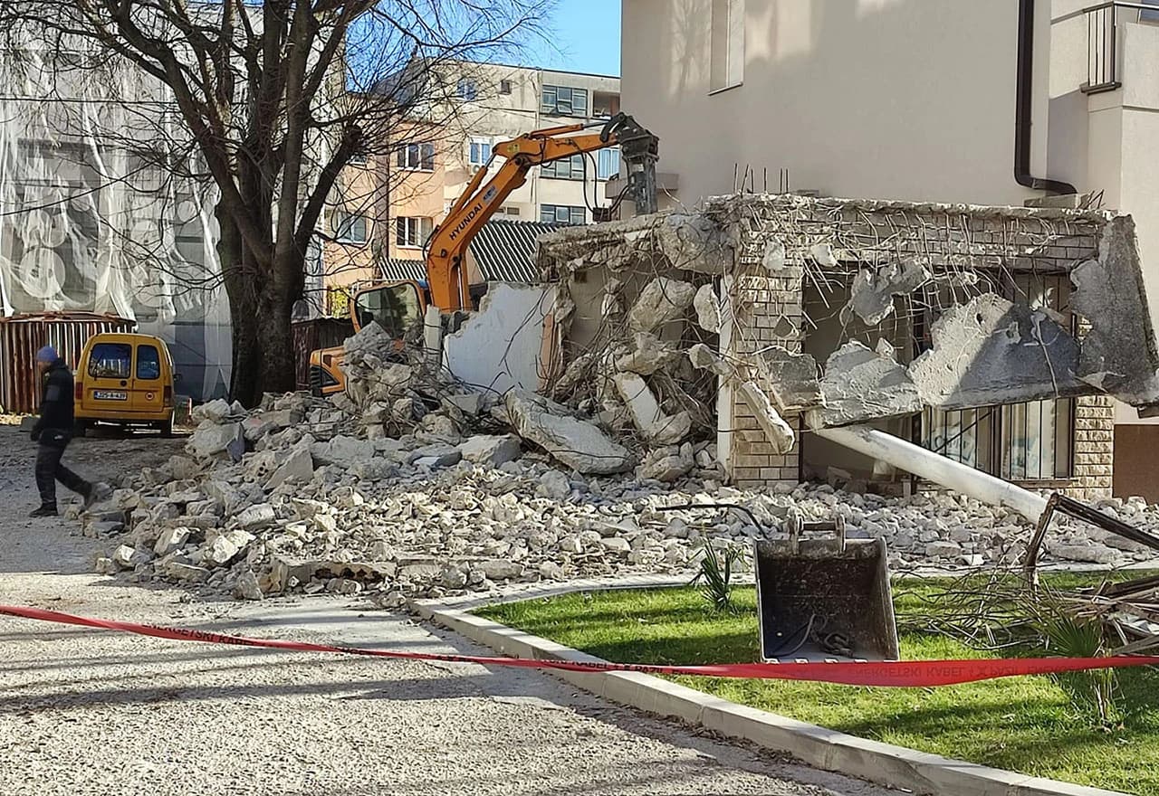 Rušenje nelegalnog objekta u Radićevo