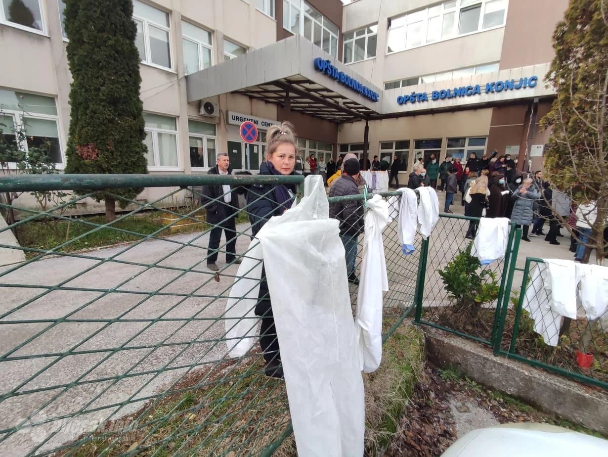 Konjic: Zdravstveni radnici objesili bijele kute ispred bolnice