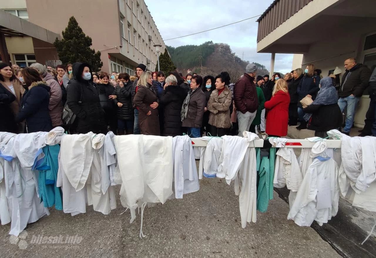 Konjic: Zdravstveni radnici objesili bijele kute ispred bolnice