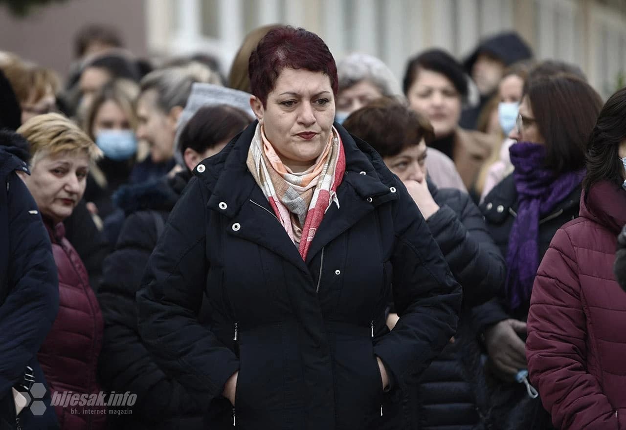 Konjic: Zdravstveni radnici objesili bijele kute ispred bolnice