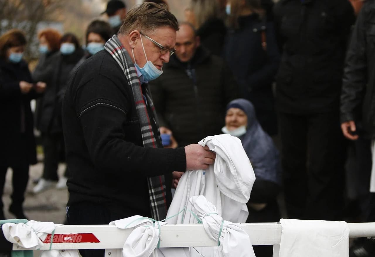 Konjic: Zdravstveni radnici objesili bijele kute ispred bolnice