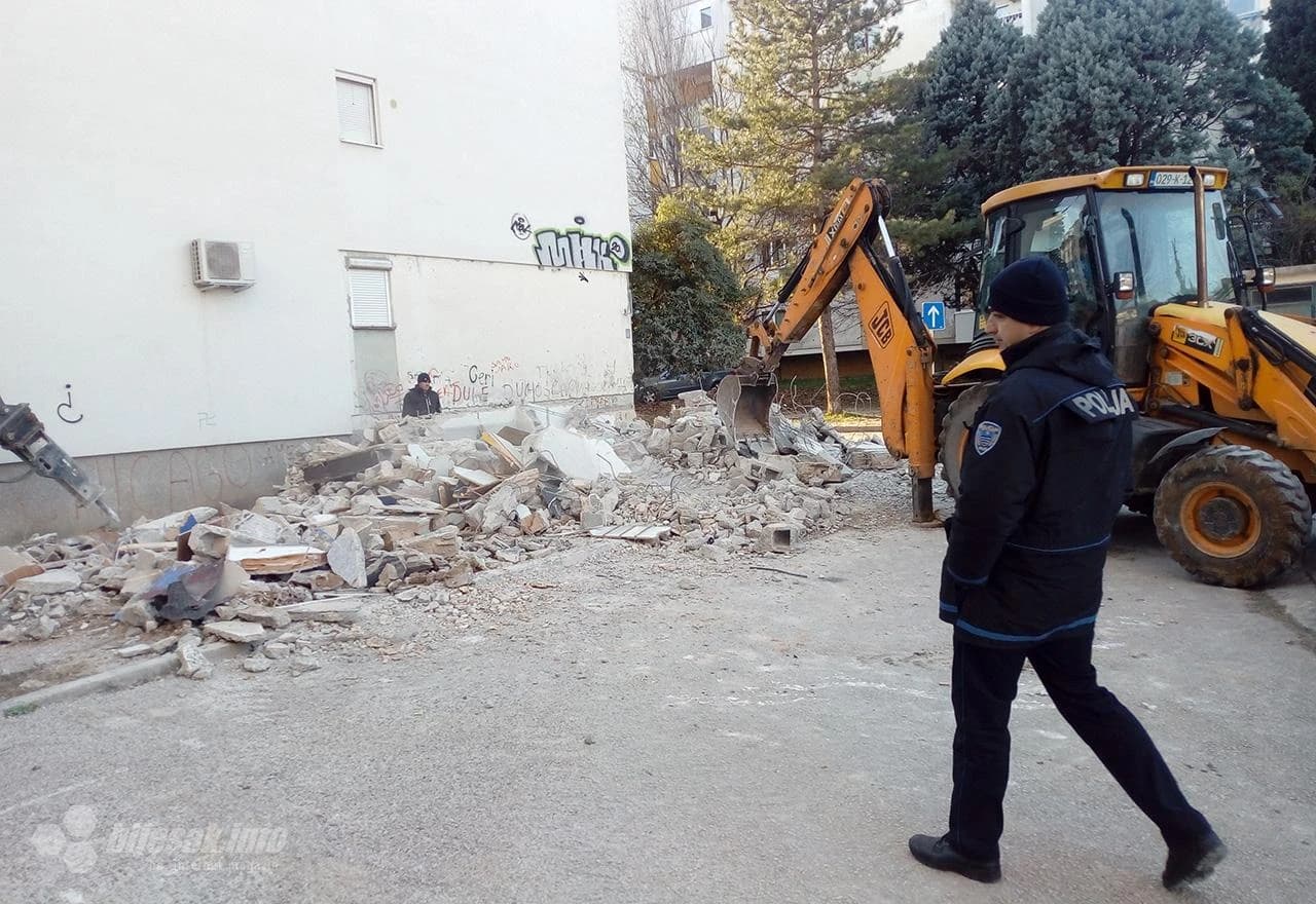 Srušena dva nelegalna objekta u Gradu