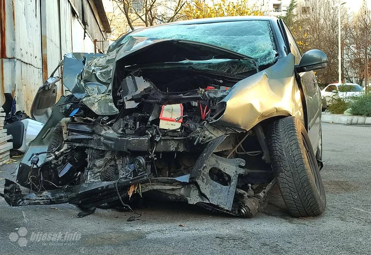 Golfom se zabio u stablo