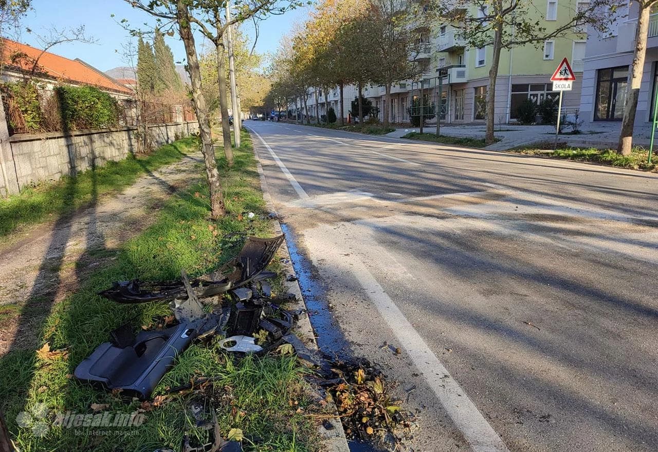 Golfom se zabio u stablo