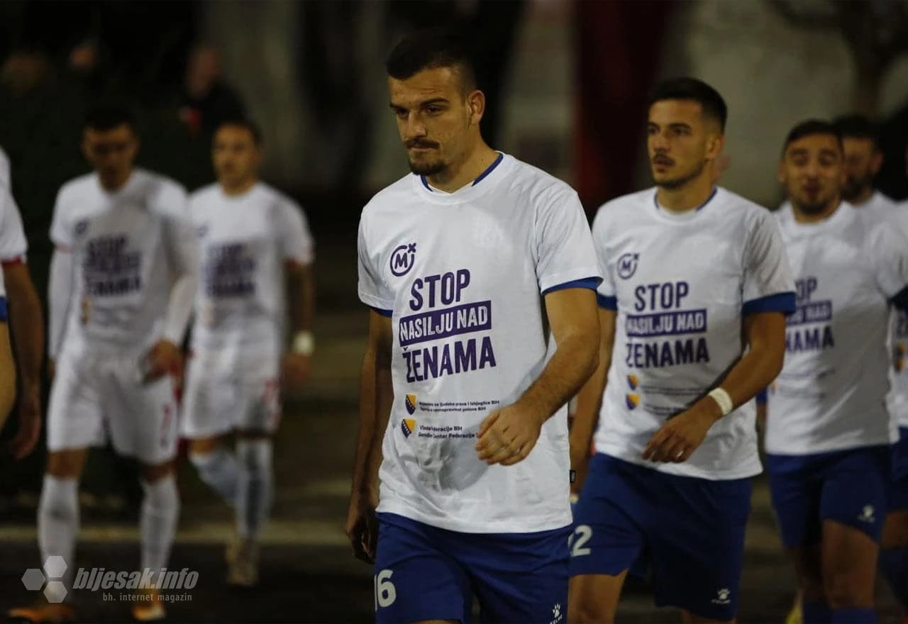Nogometaši s porukom Stop nasilju nad ženama