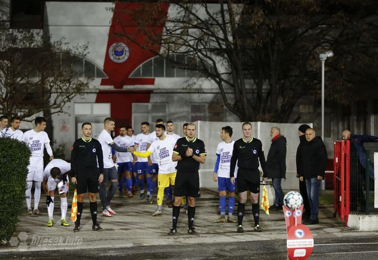 Nogometaši s porukom Stop nasilju nad ženama