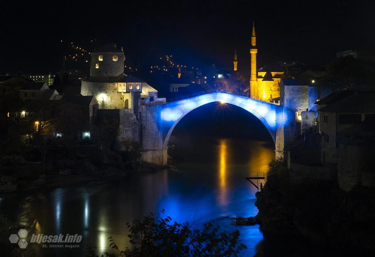 Stari most osvijetljen je u svijetlo plavoj i bijeloj boji UNICEF-a