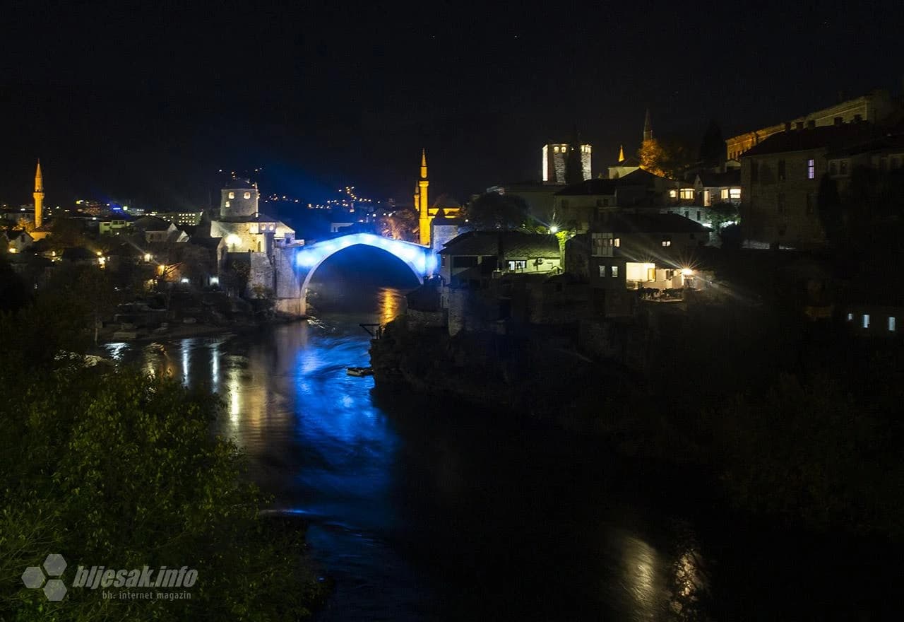 Stari most osvijetljen je u svijetlo plavoj i bijeloj boji UNICEF-a