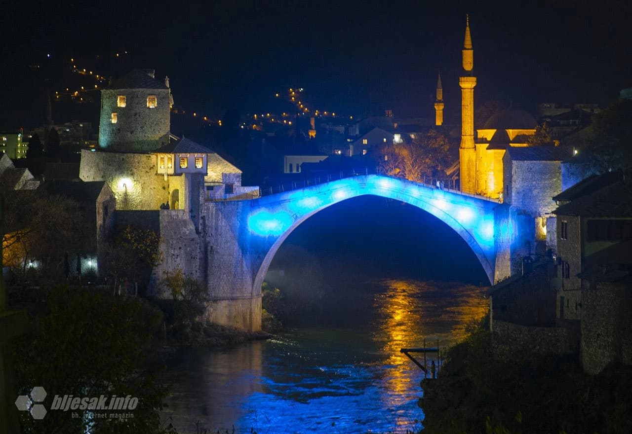 Stari most osvijetljen je u svijetlo plavoj i bijeloj boji UNICEF-a