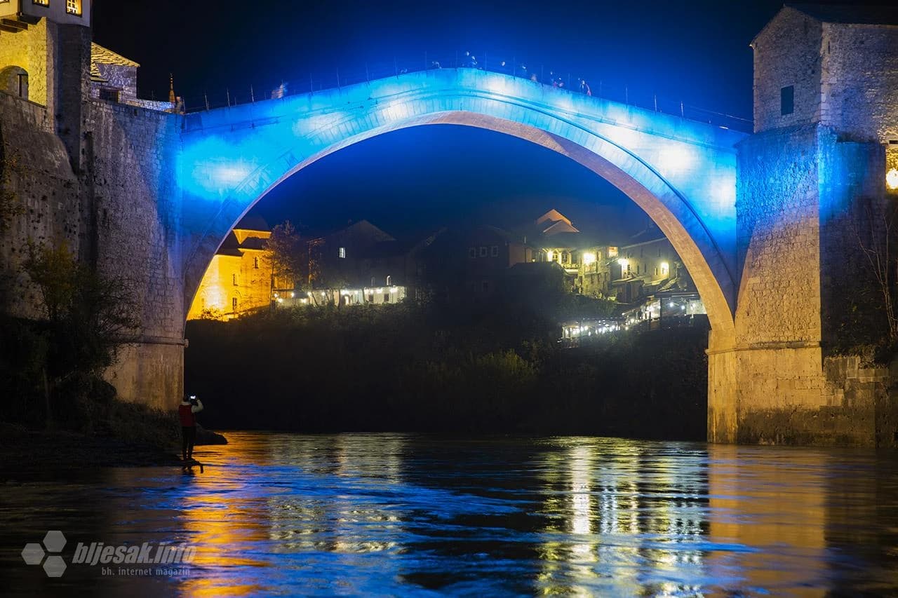 Stari most osvijetljen je u svijetlo plavoj i bijeloj boji UNICEF-a