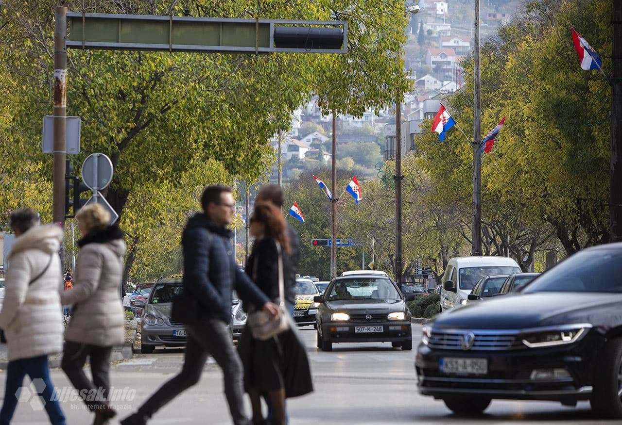 Zastave Herceg-Bosne zavijorile u Mostaru
