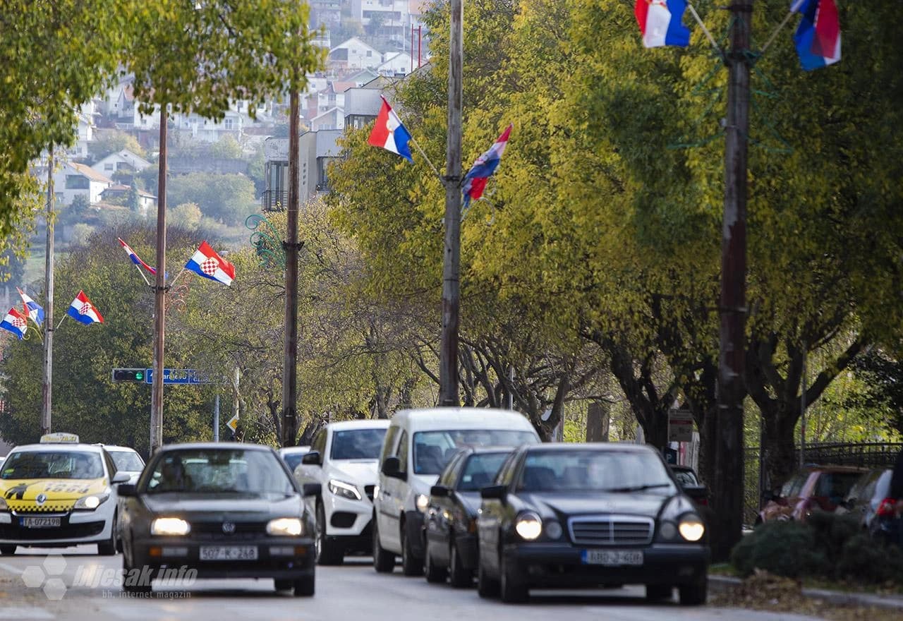 Zastave Herceg-Bosne zavijorile u Mostaru