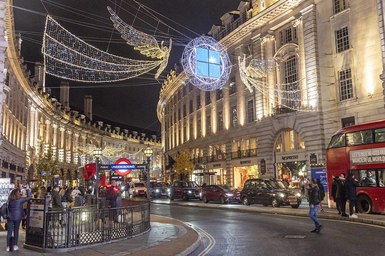 London okićen ukrasnim svjetlima u centru grada