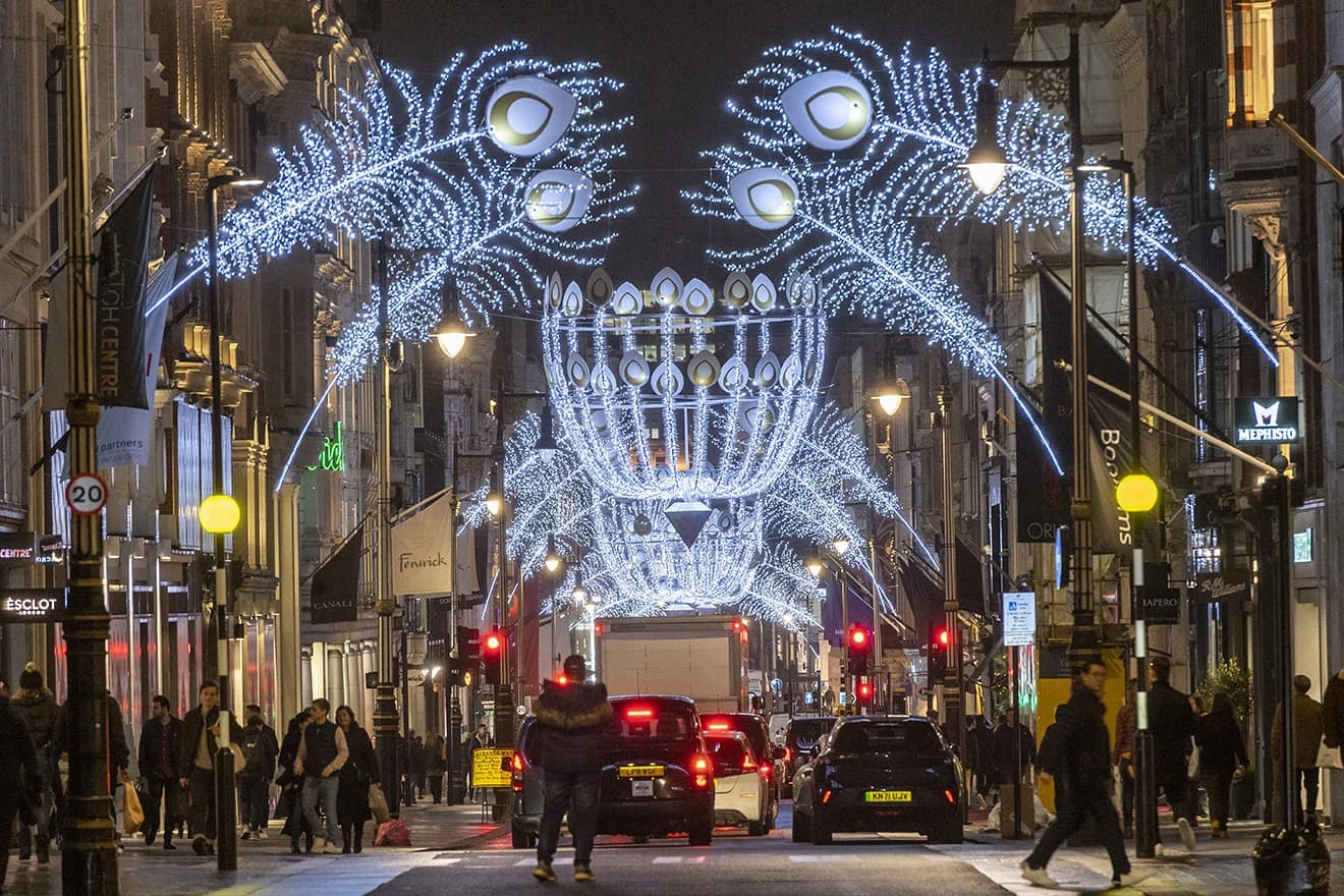 London okićen ukrasnim svjetlima u centru grada