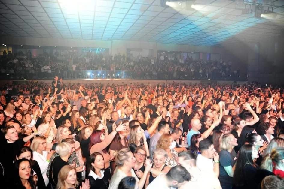 Šestosatni spektakl Halida Bešlića, Željka Bebeka i Crvene jabuke