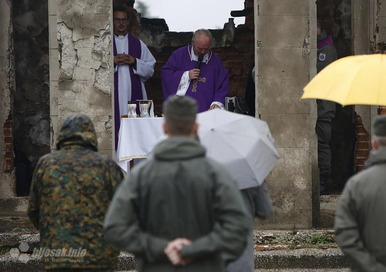 Služena misa na Austrijskom groblju u Mostaru
