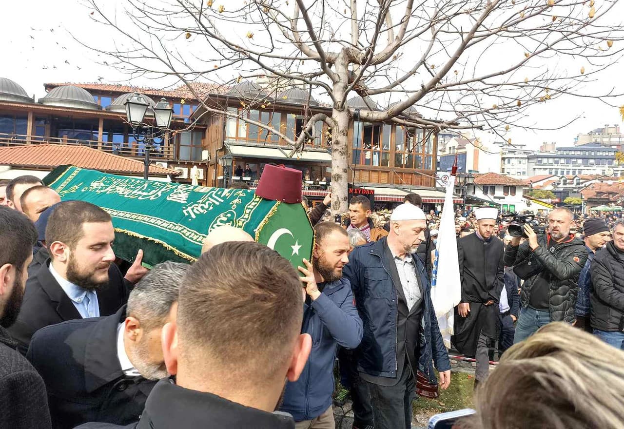 Klanjana dženaza bivšem muftiji Muamer-ef. Zukorliću