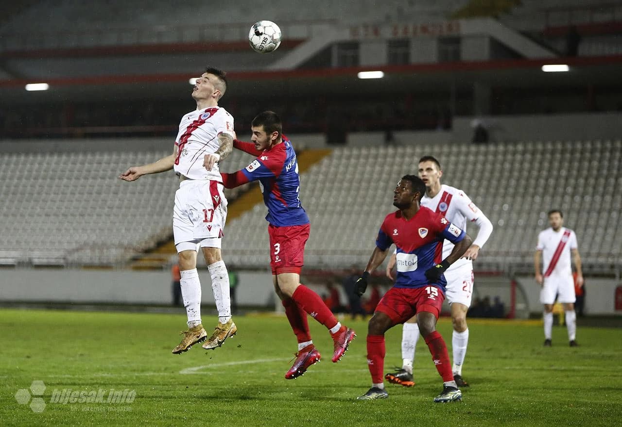 Matija Malekinušić skače ispred Kujundžića