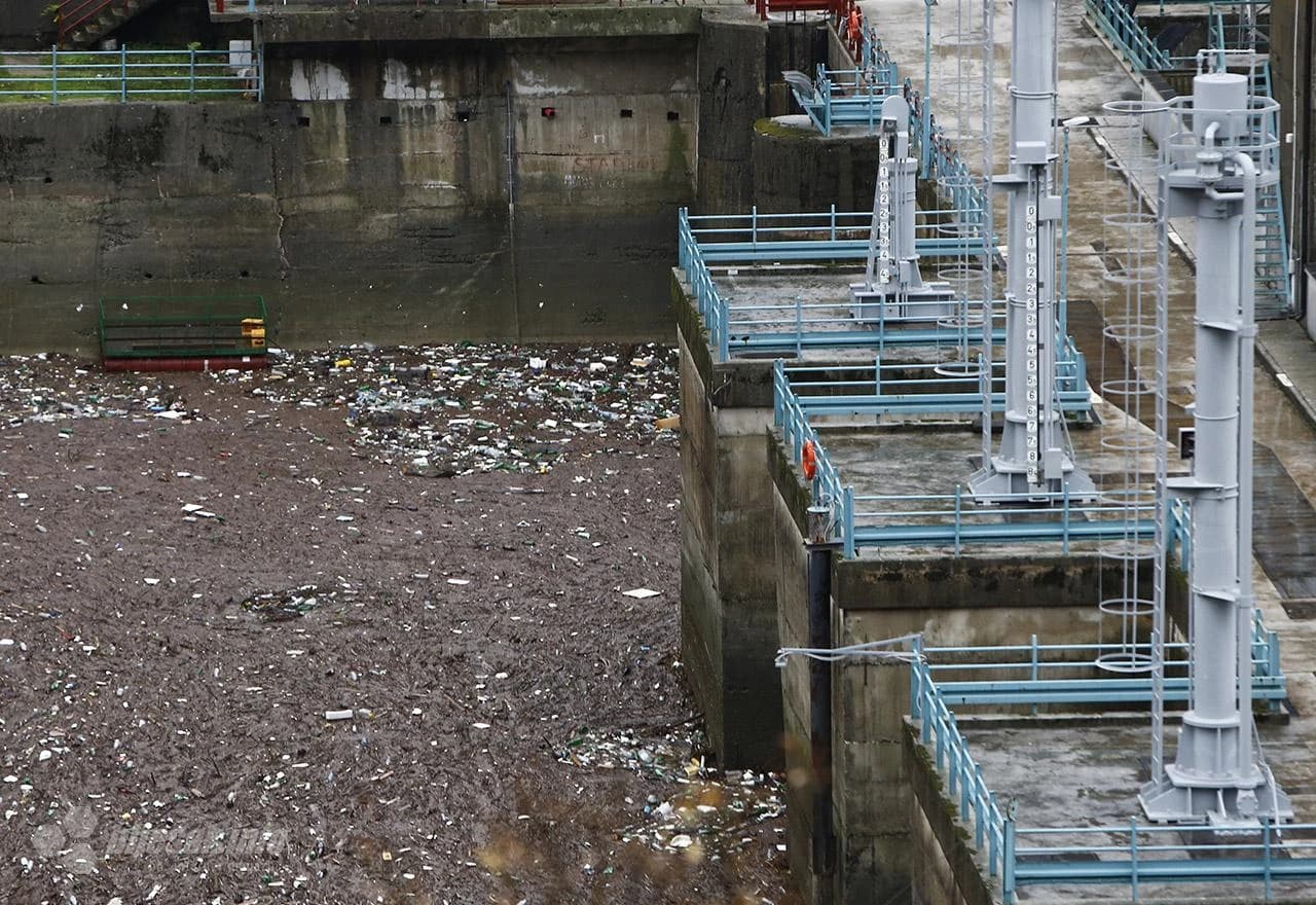 Grabovica: Tone smeća plutaju Neretvom