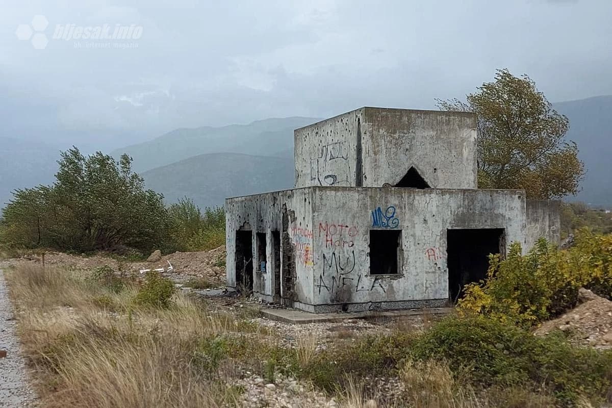 Ruševina u kojoj je pronašena djevojka u polusvjesnom stanju