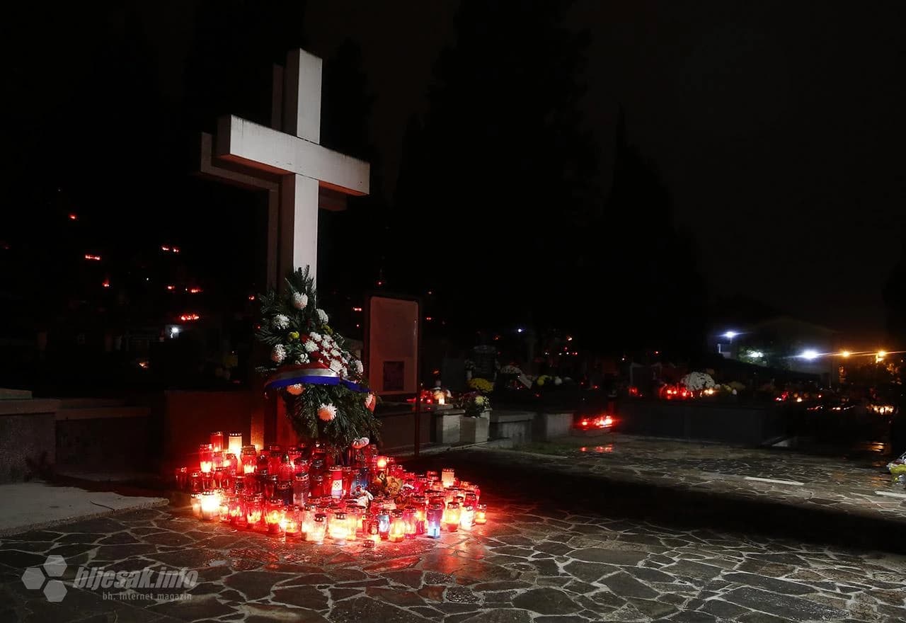 Tisuće sitnih plamenova osvijetlilo je Masline