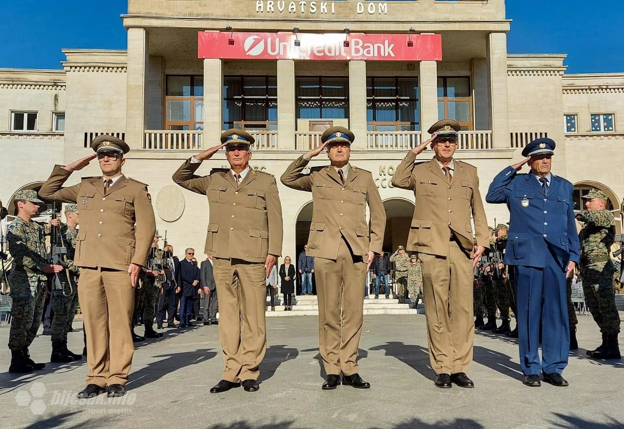 Polaganjem vijenaca i paljenjem svijeća  u Mostaru obiljećen blagdan Svih svetih i Dušni dan