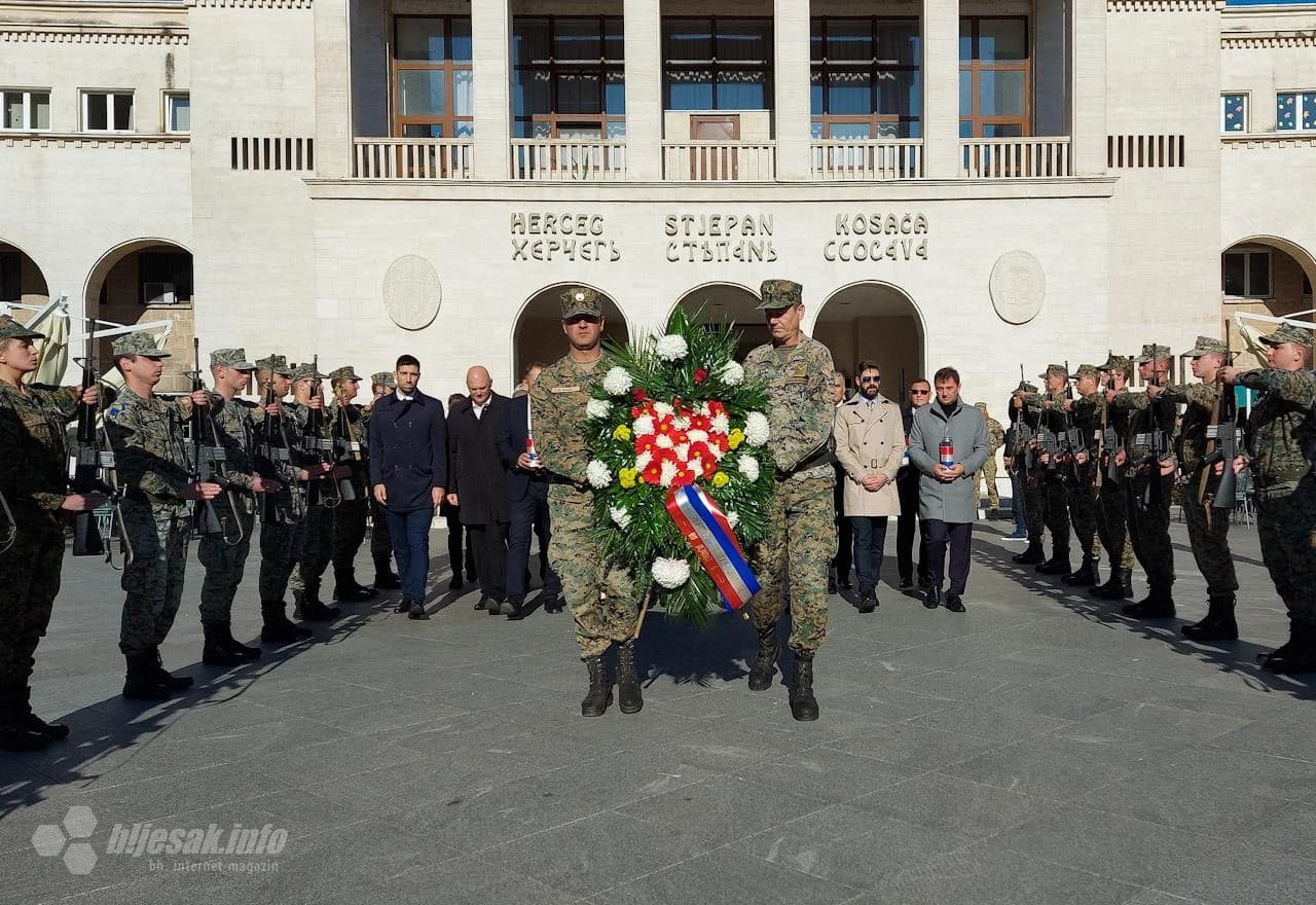 Polaganjem vijenaca i paljenjem svijeća  u Mostaru obiljećen blagdan Svih svetih i Dušni dan