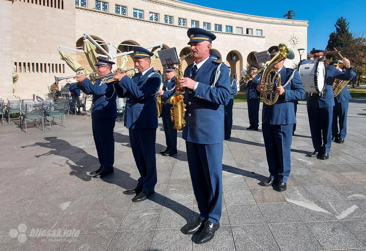 Polaganjem vijenaca i paljenjem svijeća  u Mostaru obiljećen blagdan Svih svetih i Dušni dan