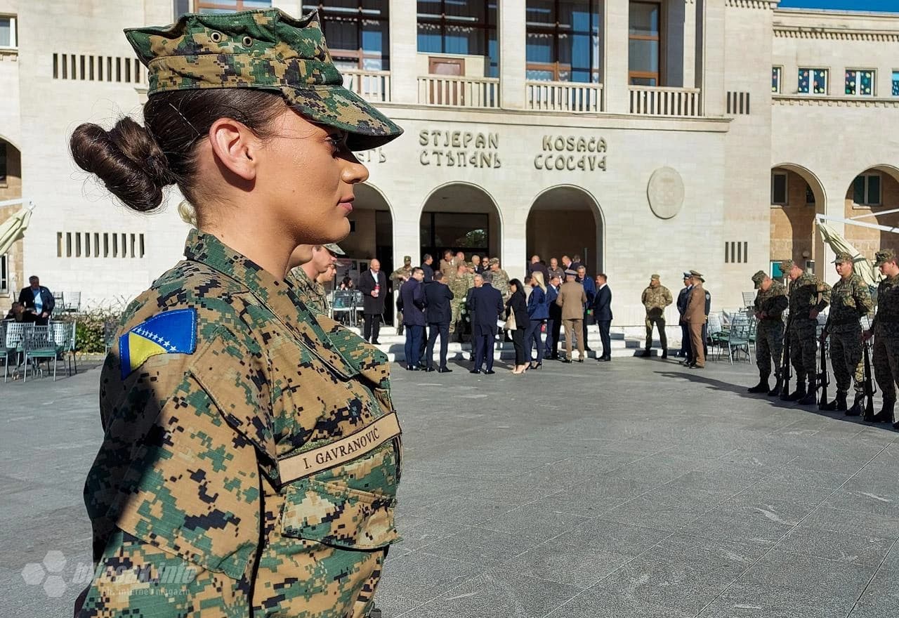 Polaganjem vijenaca i paljenjem svijeća  u Mostaru obiljećen blagdan Svih svetih i Dušni dan