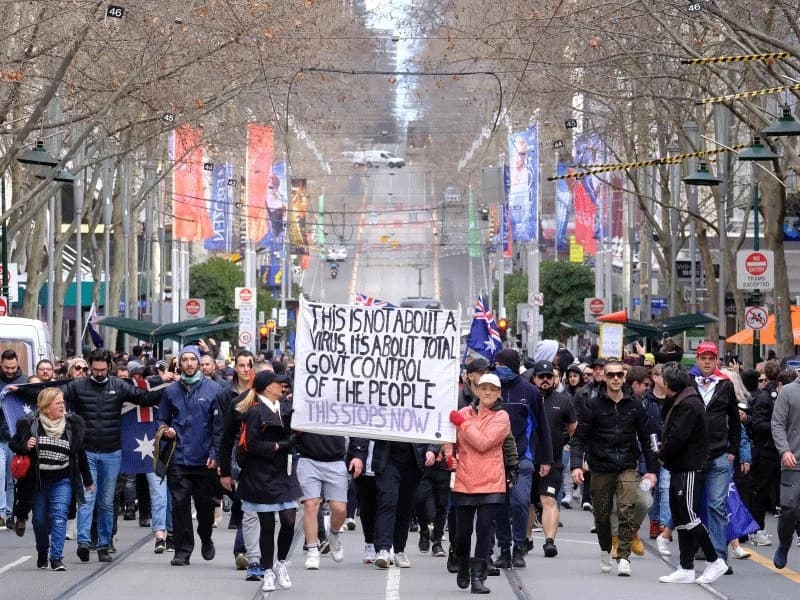 Prosvjedi protiv mjera u pandemiji od Europe do Australije