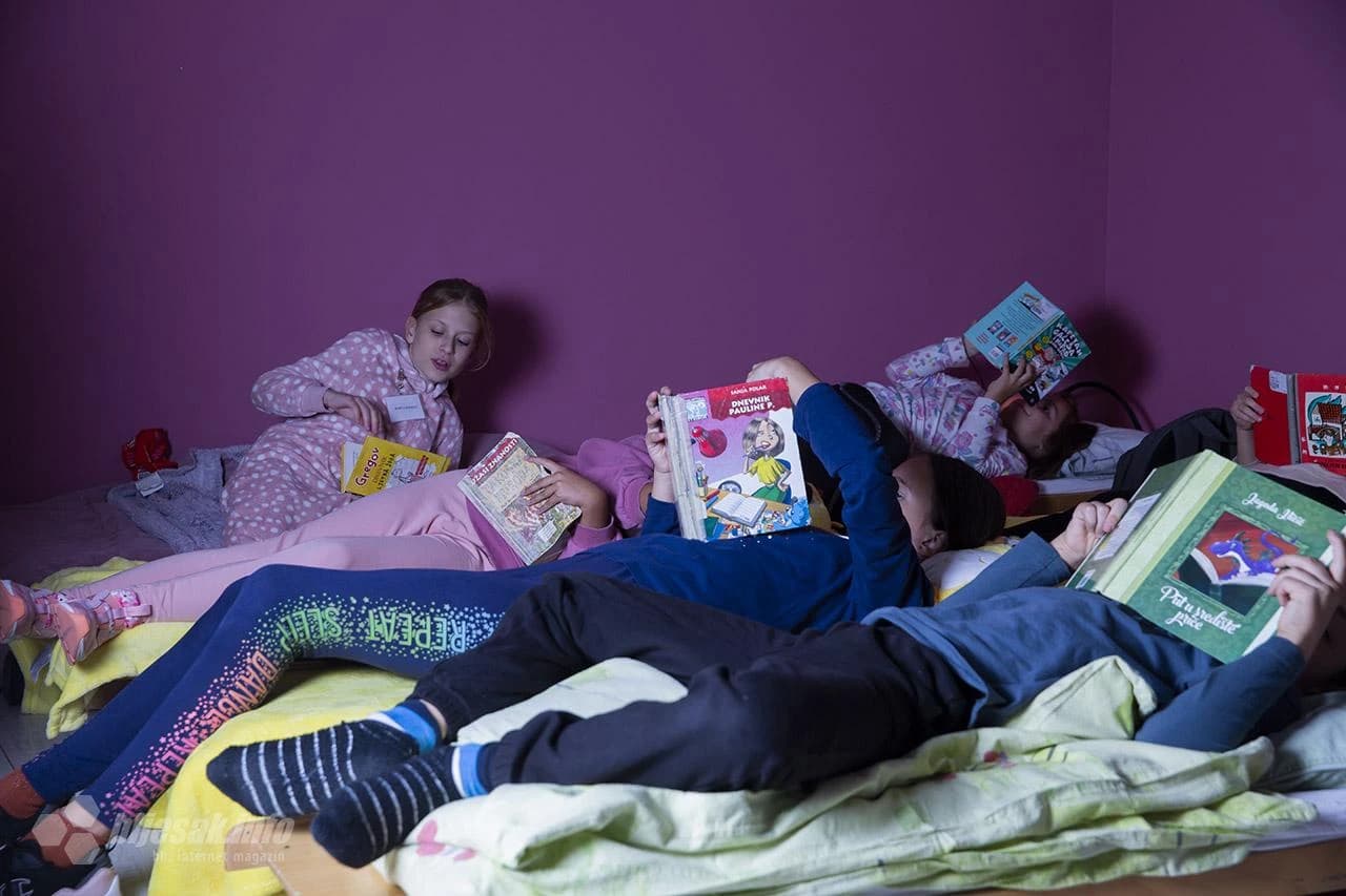 Mali Mostarci proveli noć u knjižnici 