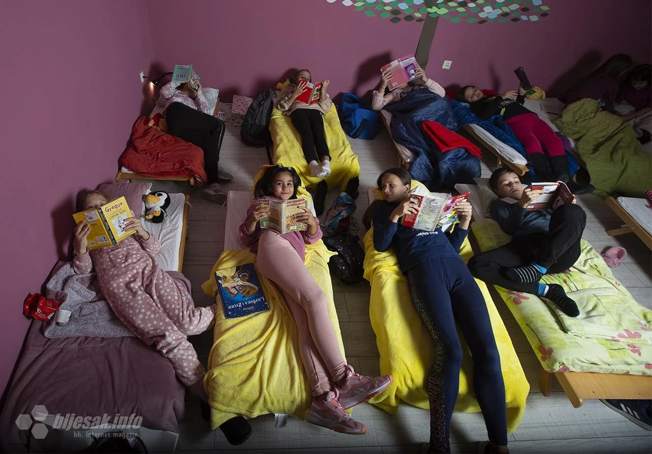 Mali Mostarci proveli noć u knjižnici 