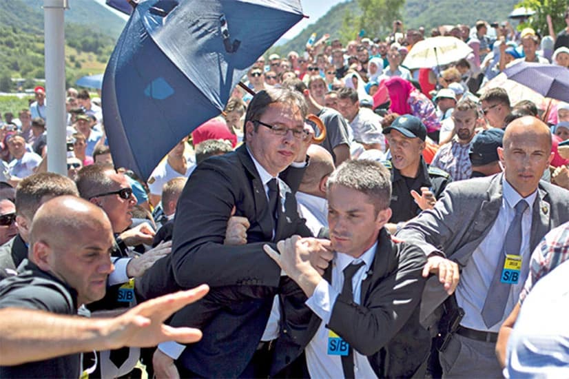 Vučić napadnut u Srebrenici