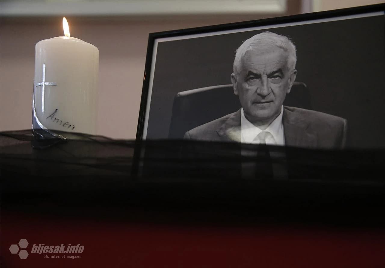 Prijatelji i kolege odali počast preminulom liječniku i ministru Vjekoslavu Mandiću