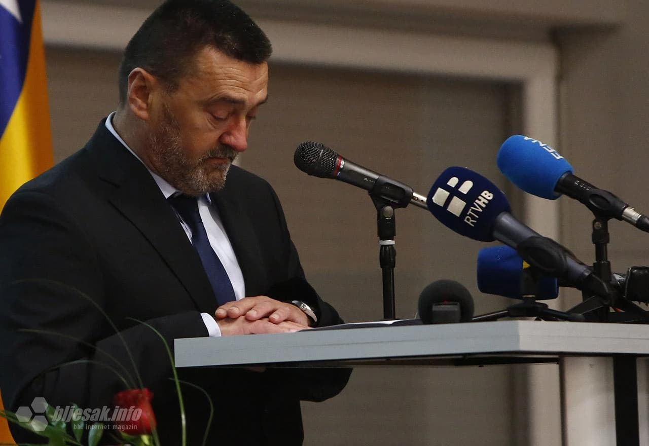 Prijatelji i kolege odali počast preminulom liječniku i ministru Vjekoslavu Mandiću