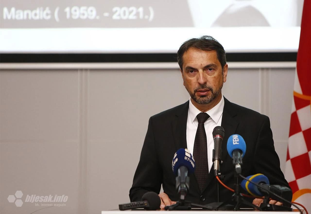 Prijatelji i kolege odali počast preminulom liječniku i ministru Vjekoslavu Mandiću