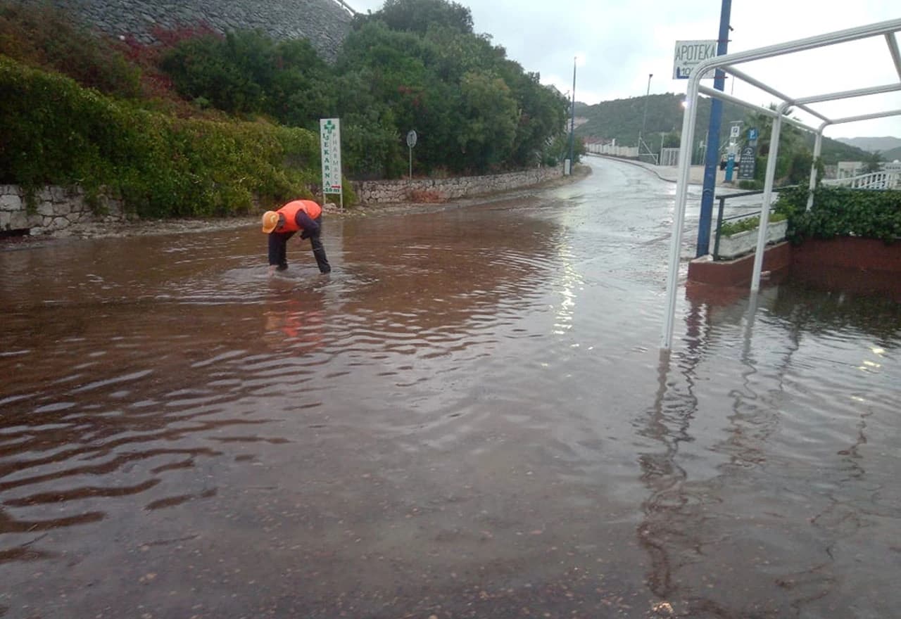 Obilne padaline stvorile su probleme u Neumu