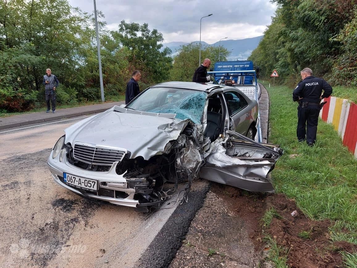 Mostar: Sudar Mercedesa i gradskog autobusa