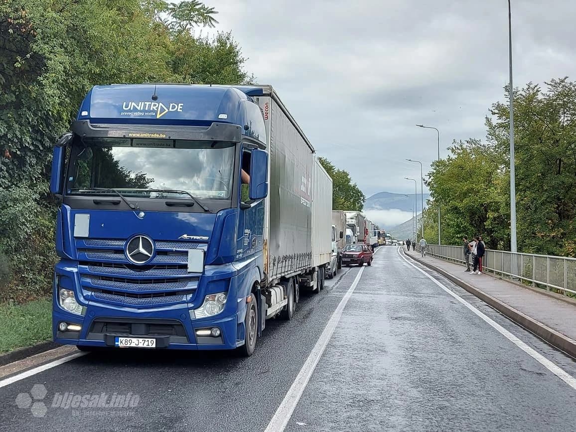 Mostar: Sudar Mercedesa i gradskog autobusa