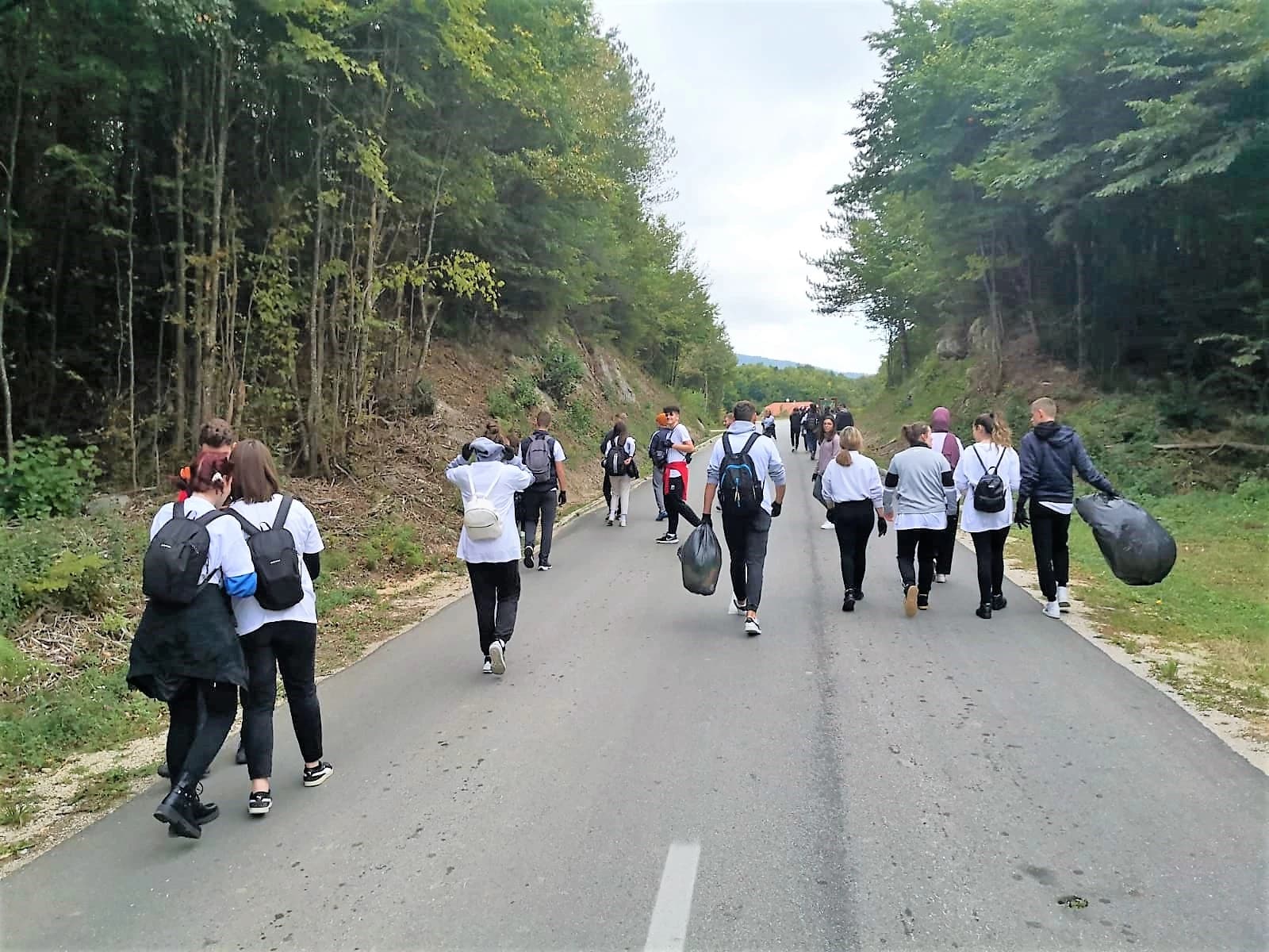 Coca-Colin projekt Od izvora do mora danas angažirao sudionike u akcijama čišćenja u Gradu Bihaću i Nacionalnom parku Una