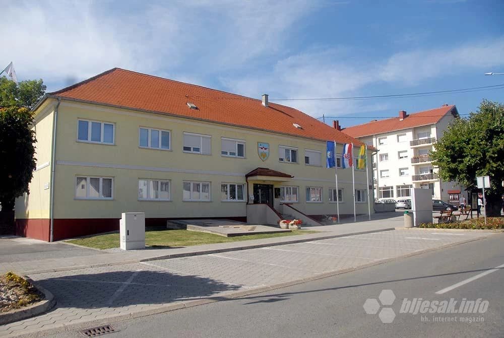 …preko puta zgrade gradske uprave