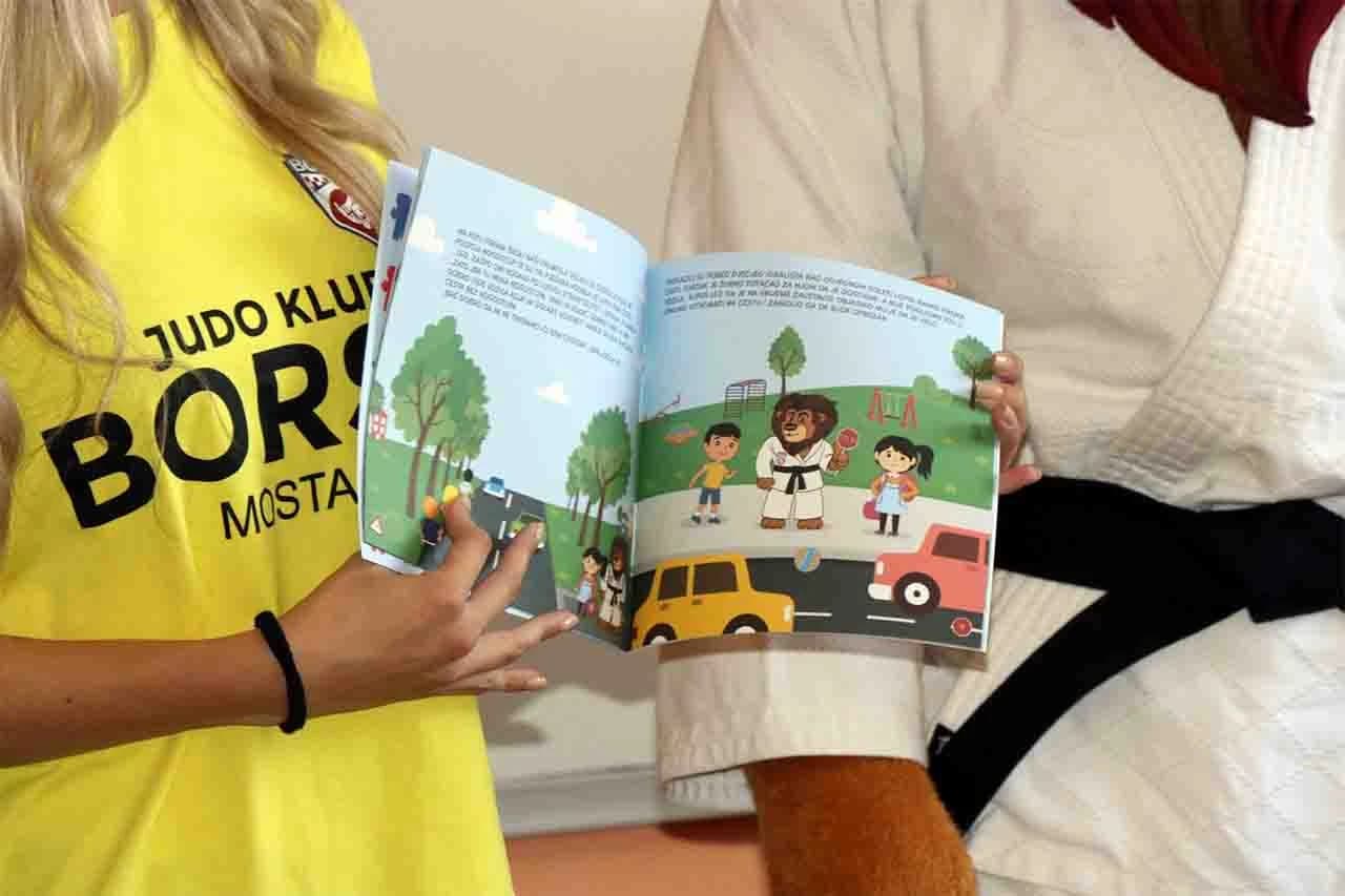 Mostarski osnovci uz Super Lea sigurno do škole